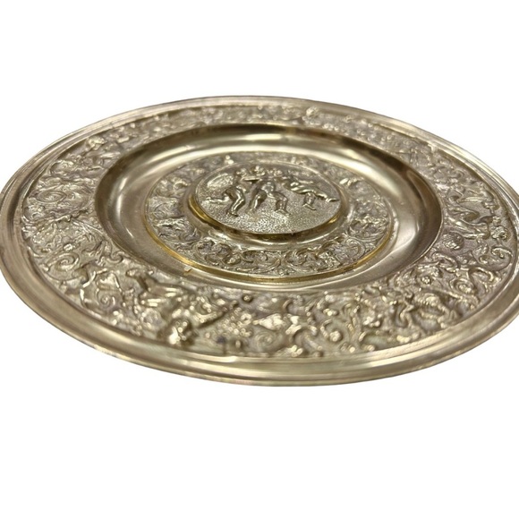 Italian Vintage Embossed Brass Wall Plate with Putti & Mythical Motifs - Picture 5 of 5